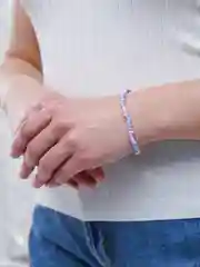 Аметистовый браслет из крупного бисера