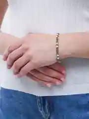 Алый браслет из крупного бисера
