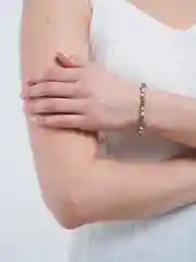 Алый браслет из крупного бисера