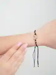 Бордовый браслет, красная нить