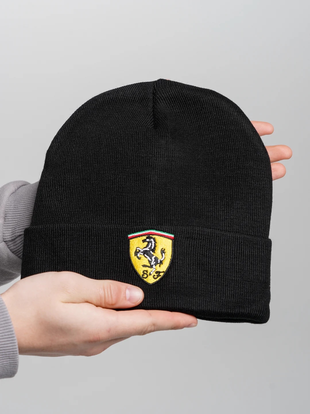 Черный бини шапка Ferrari трикотажная утепленная с подворотом. Феррари зимняя с логотипом авто