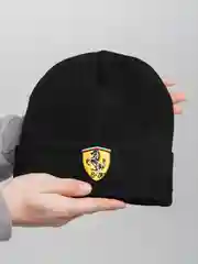 Черный бини шапка Ferrari трикотажная утепленная с подворотом. Феррари зимняя с логотипом авто