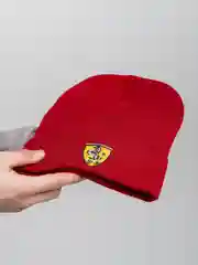 Красный бини шапка Ferrari трикотажная утепленная с подворотом. Феррари зимняя с логотипом авто