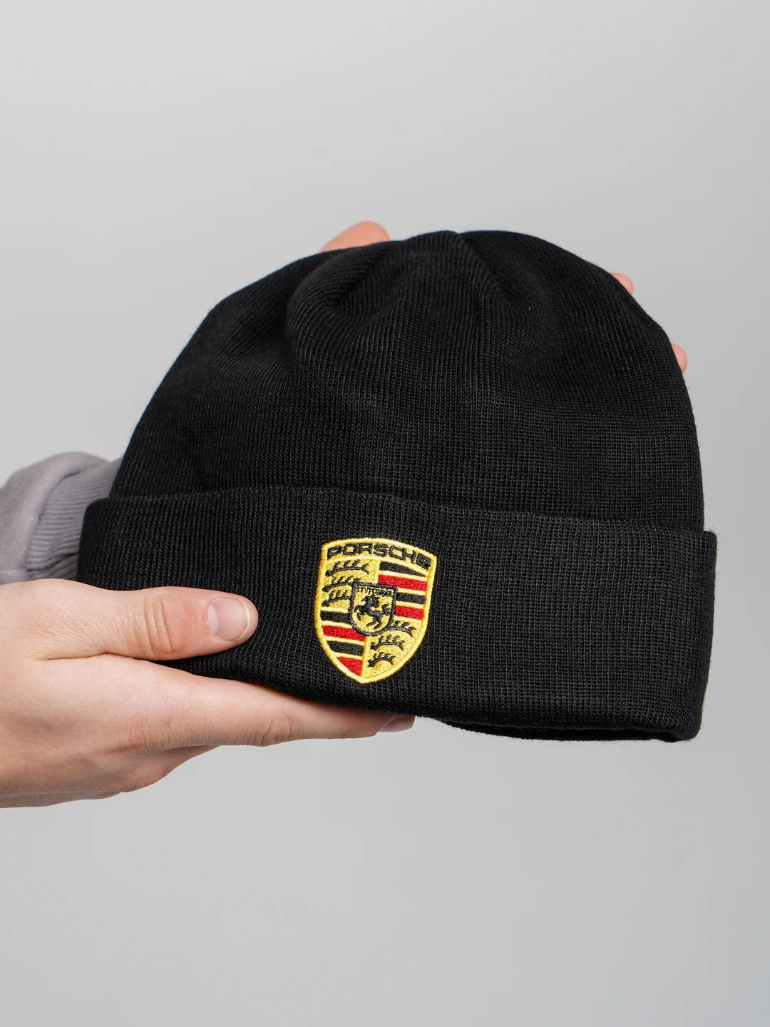 Черный бини шапка Porsche трикотажная утепленная с подворотом. Порше зимняя с логотипом авто