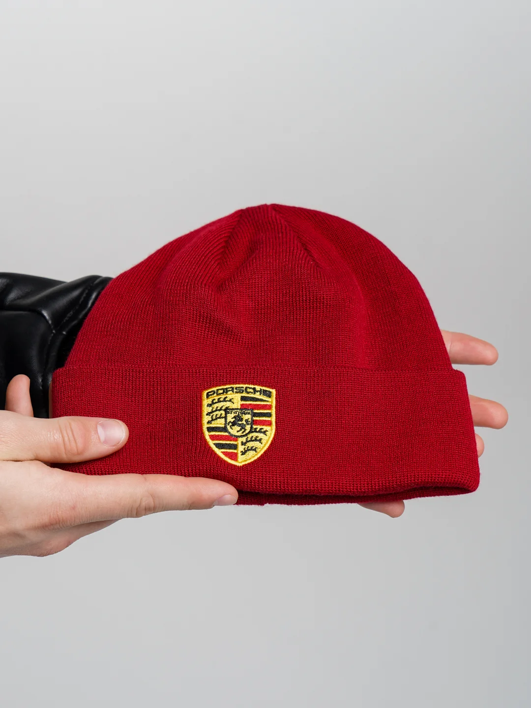 Багровый бини шапка Porsche трикотажная утепленная с подворотом. Порше зимняя с логотипом авто
