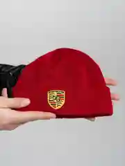 Багровый бини шапка Porsche трикотажная утепленная с подворотом. Порше зимняя с логотипом авто