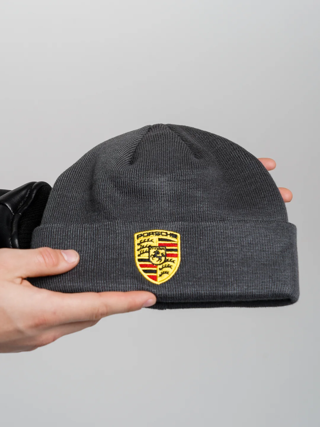 Тёмно-серый бини шапка Porsche трикотажная утепленная с подворотом. Порше зимняя с логотипом авто