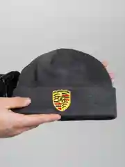 Тёмно-серый бини шапка Porsche трикотажная утепленная с подворотом. Порше зимняя с логотипом авто