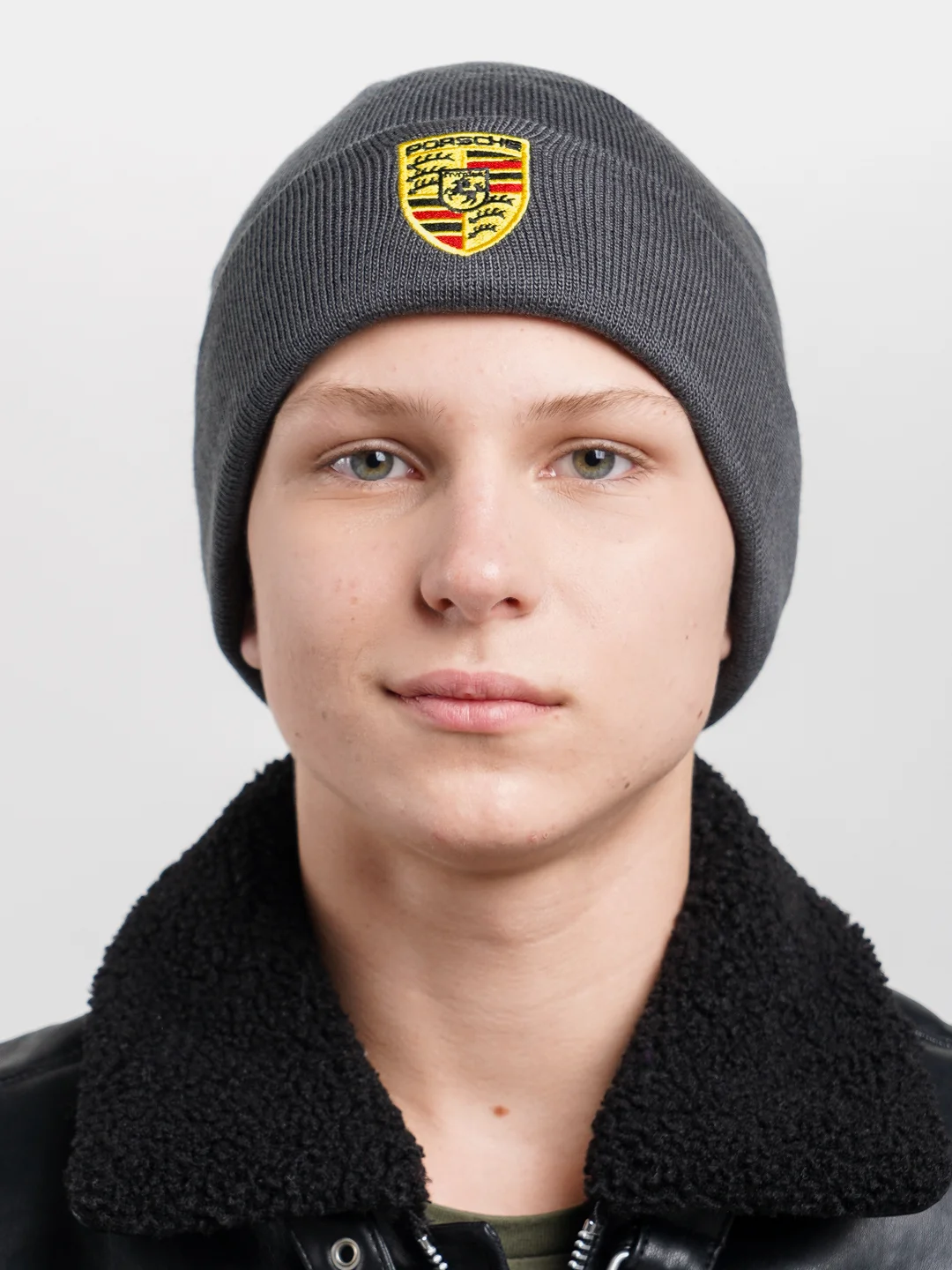Тёмно-серый бини шапка Porsche трикотажная утепленная с подворотом. Порше зимняя с логотипом авто
