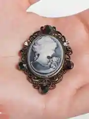 Серый брошь-кулон "Камея в стразах", 5 х 3,5 см