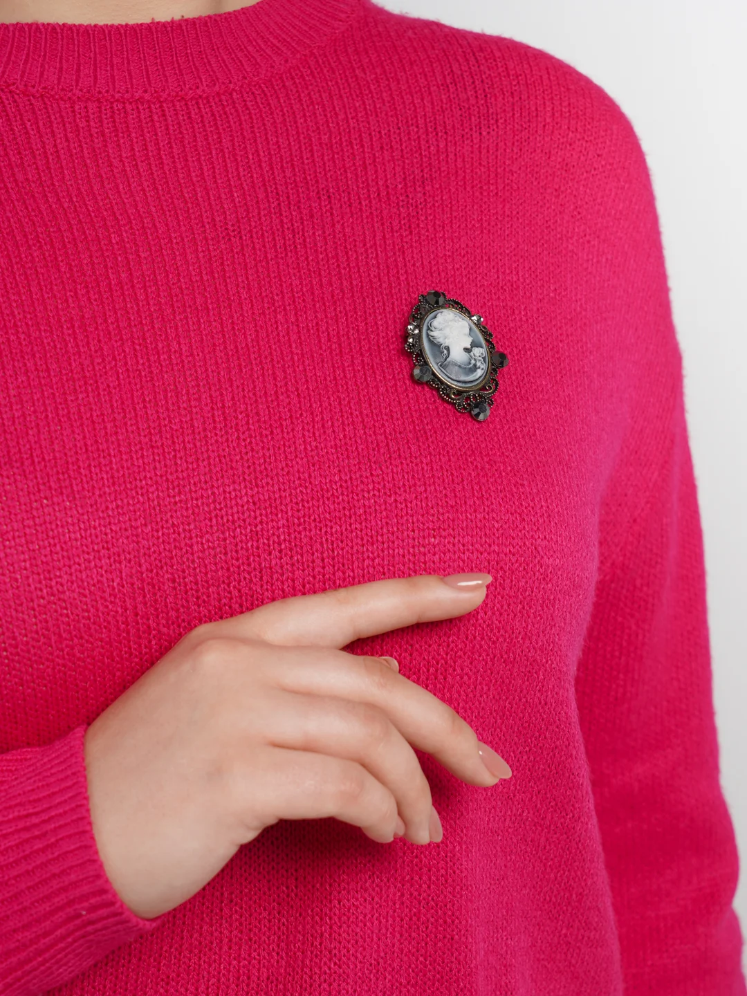 Серый брошь-кулон "Камея в стразах", 5 х 3,5 см