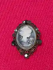 Серый брошь-кулон "Камея в стразах", 5 х 3,5 см
