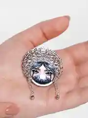 Серый брошь, ручная работа