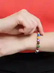 Браслет из цветных бусин