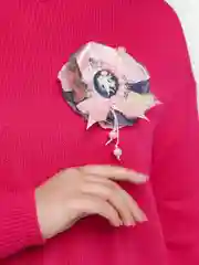 Конфетный текстильная брошь