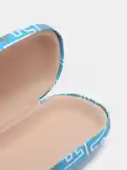 Голубой футляр для очков