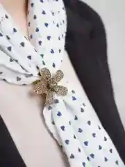 Белый брошь-зажим