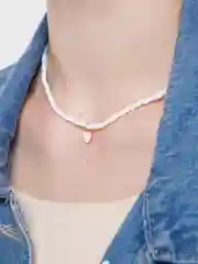 Белый чокер из бисера с сердечком