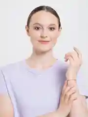 Красный браслет на красной нити с черепахой