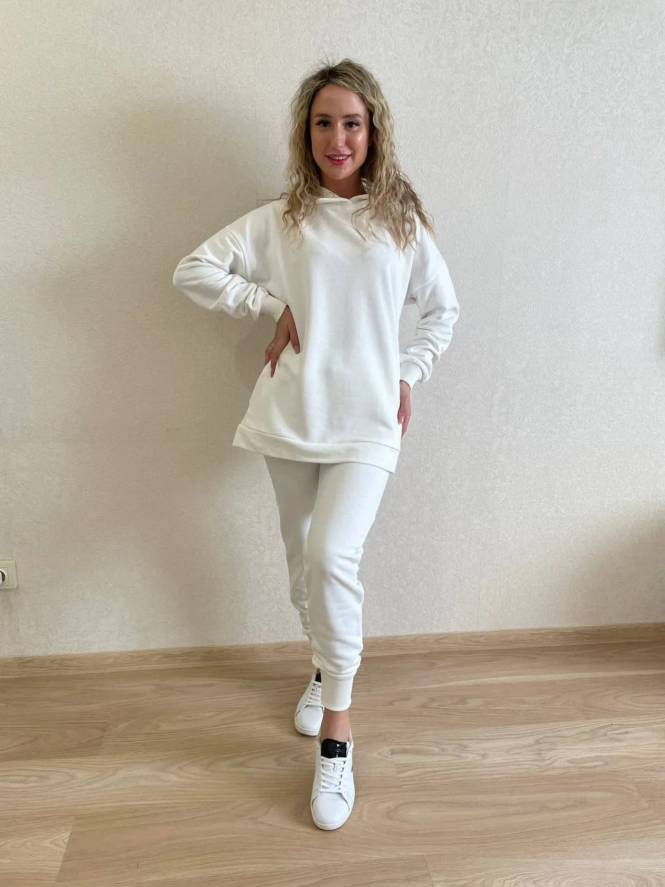 Белый костюм спортивный женский