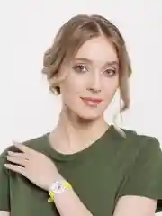 Желтый кварцевые часы