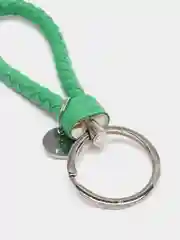 Зеленый брелок кожаный петличка