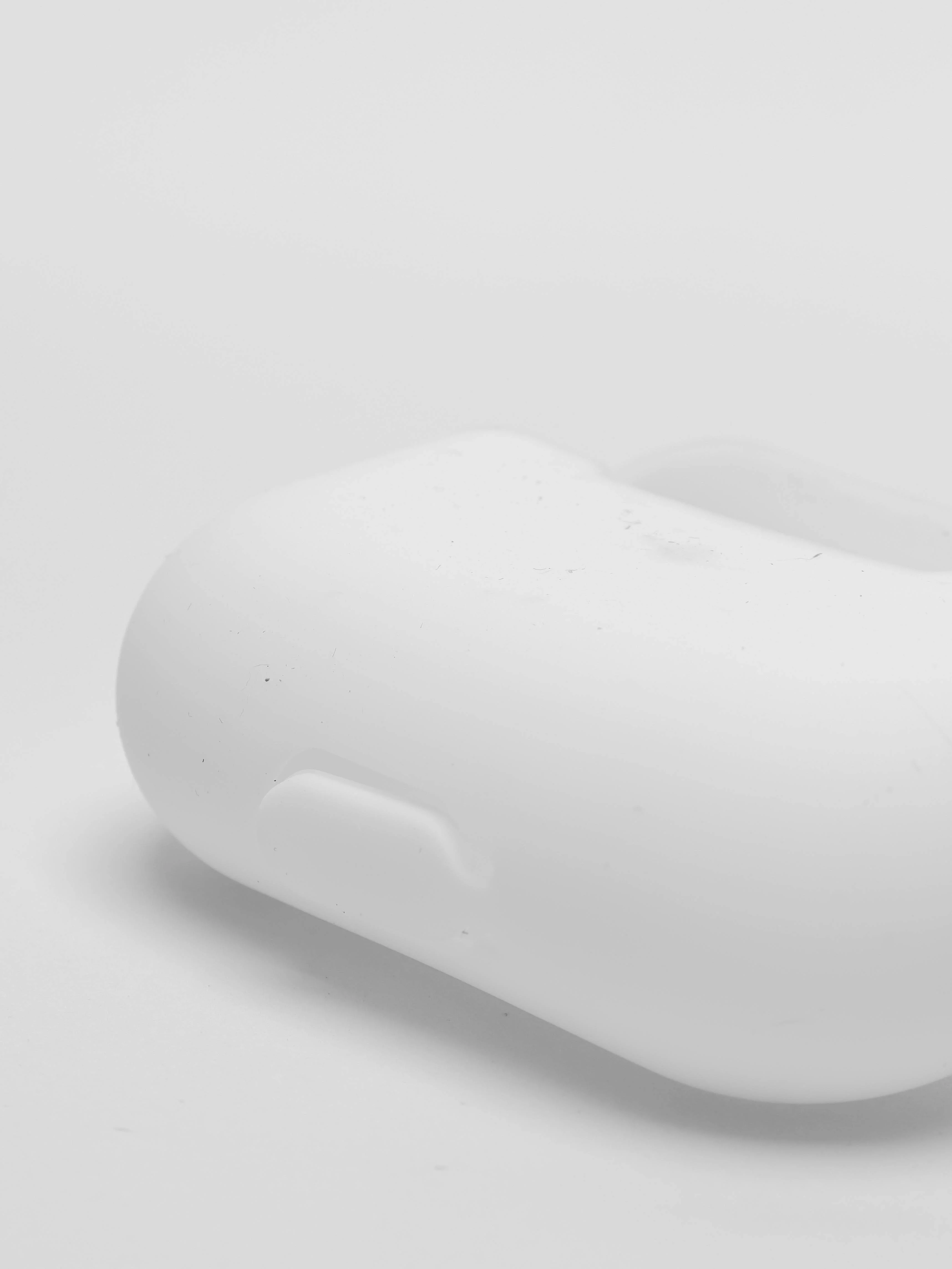 Белый чехол силиконовый для наушников AirPods Pro с карабином