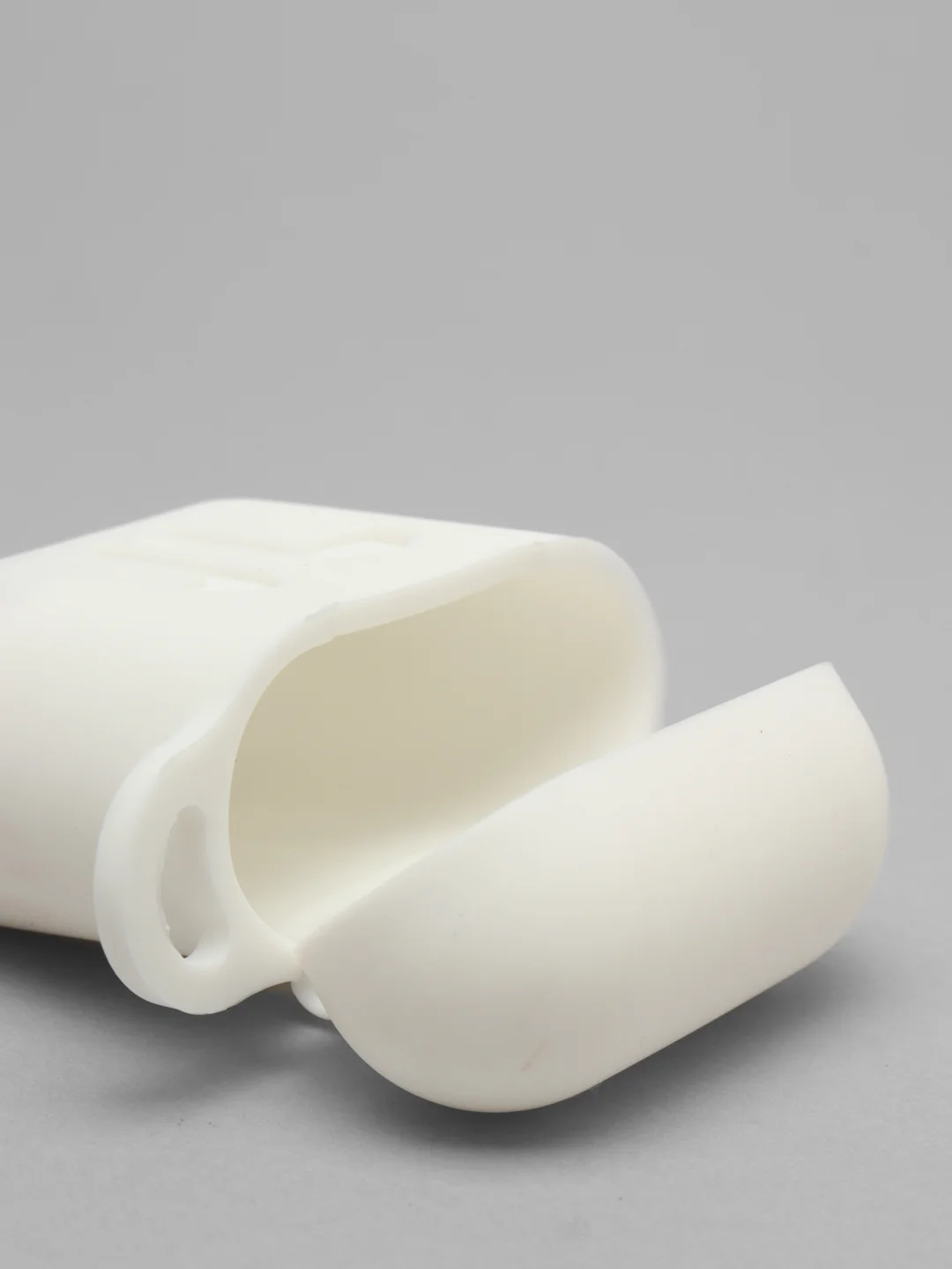 Белый чехол для AirPods c карабином