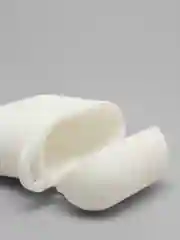 Белый чехол для AirPods c карабином