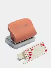 Розовый дырокол с разметкой
