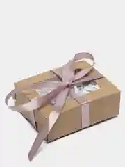 Белый подарочная коробка (набор-коробка с наполнителем, наклейкой-открыткой и лентой)
