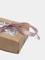 Белый подарочная коробка (набор-коробка с наполнителем, наклейкой-открыткой и лентой)