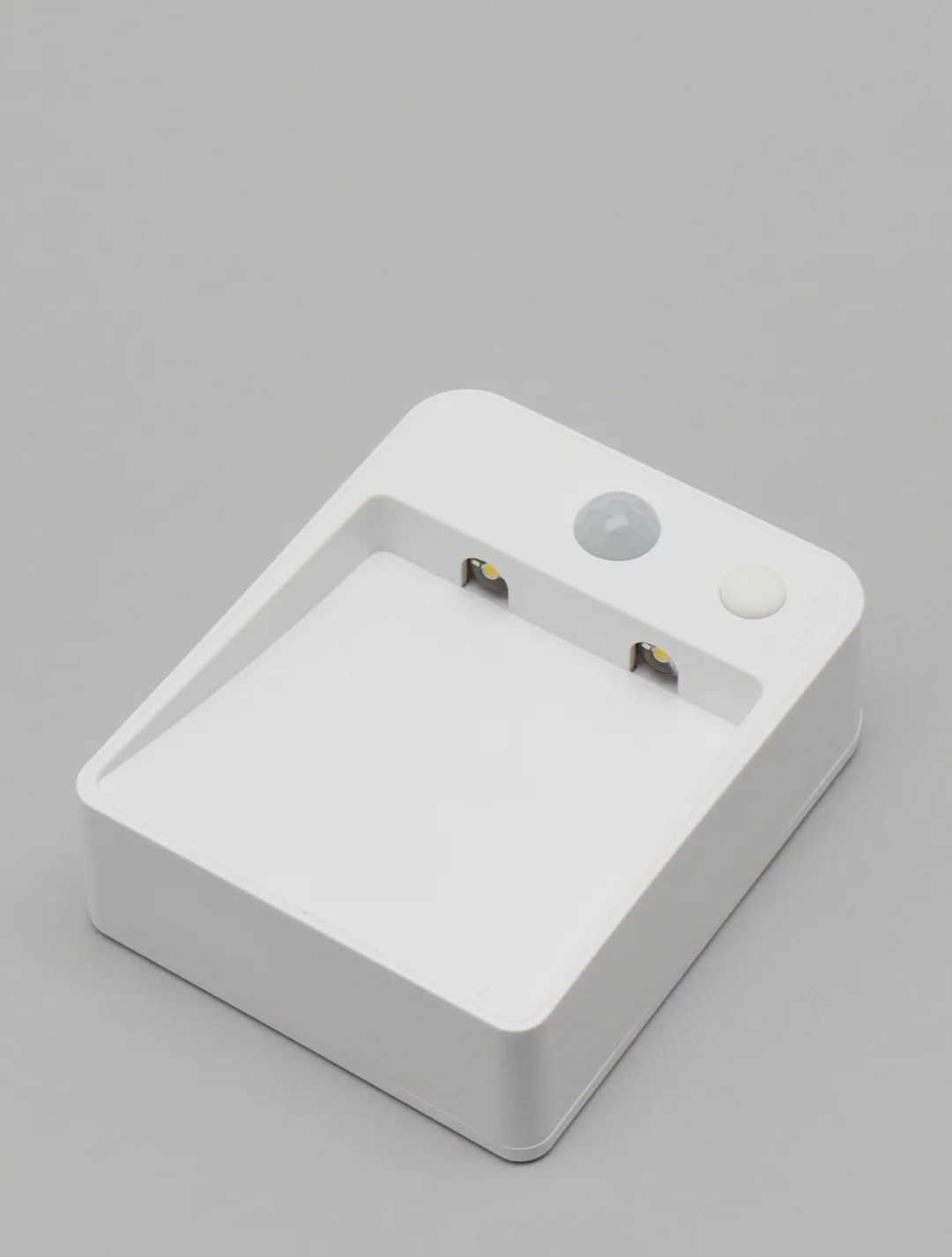 Светодиодный светильник на батарейках с датчиком движения, света и с USB