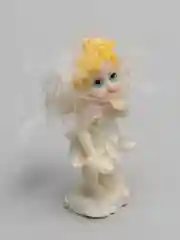 Белый статуэтка "Девочка"