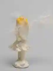 Белый статуэтка "Девочка"