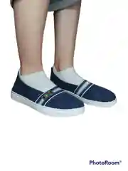 Женские кроссовки