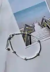 Белый браслет на ногу из бисера и бусин в форме жемчуга