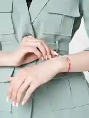 Вишнёвый браслет красная нить с кулоном