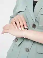 Коралловый браслет белая  нить с буквой Инициал, Handmade