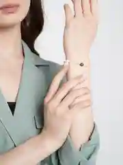 Коралловый браслет белая  нить с буквой Инициал, Handmade