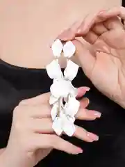 Белый серьги висячие/серьги лепестки/вечерние серьги