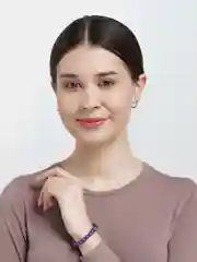 Фиолетовый браслет на руку из жемчуга/бусин на эластичной нити без застёжки