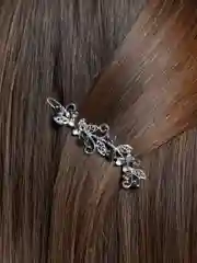 Серый заколка