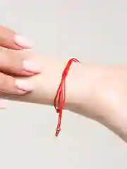 Приглушённый хаки браслет-оберег "Красная нить"