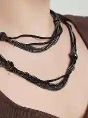 Длинная цепь многослойная из металла и кожи