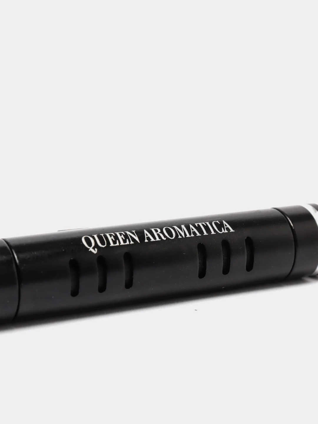 Черный ароматизатор воздуха Queen Aromatica на дефлектор автомобиля