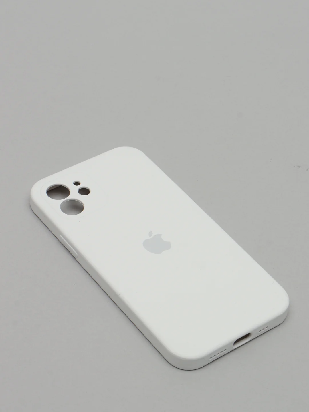Белый силиконовый чехол iPhone 12, Silicone Case, с закрытым низом и защитой камеры