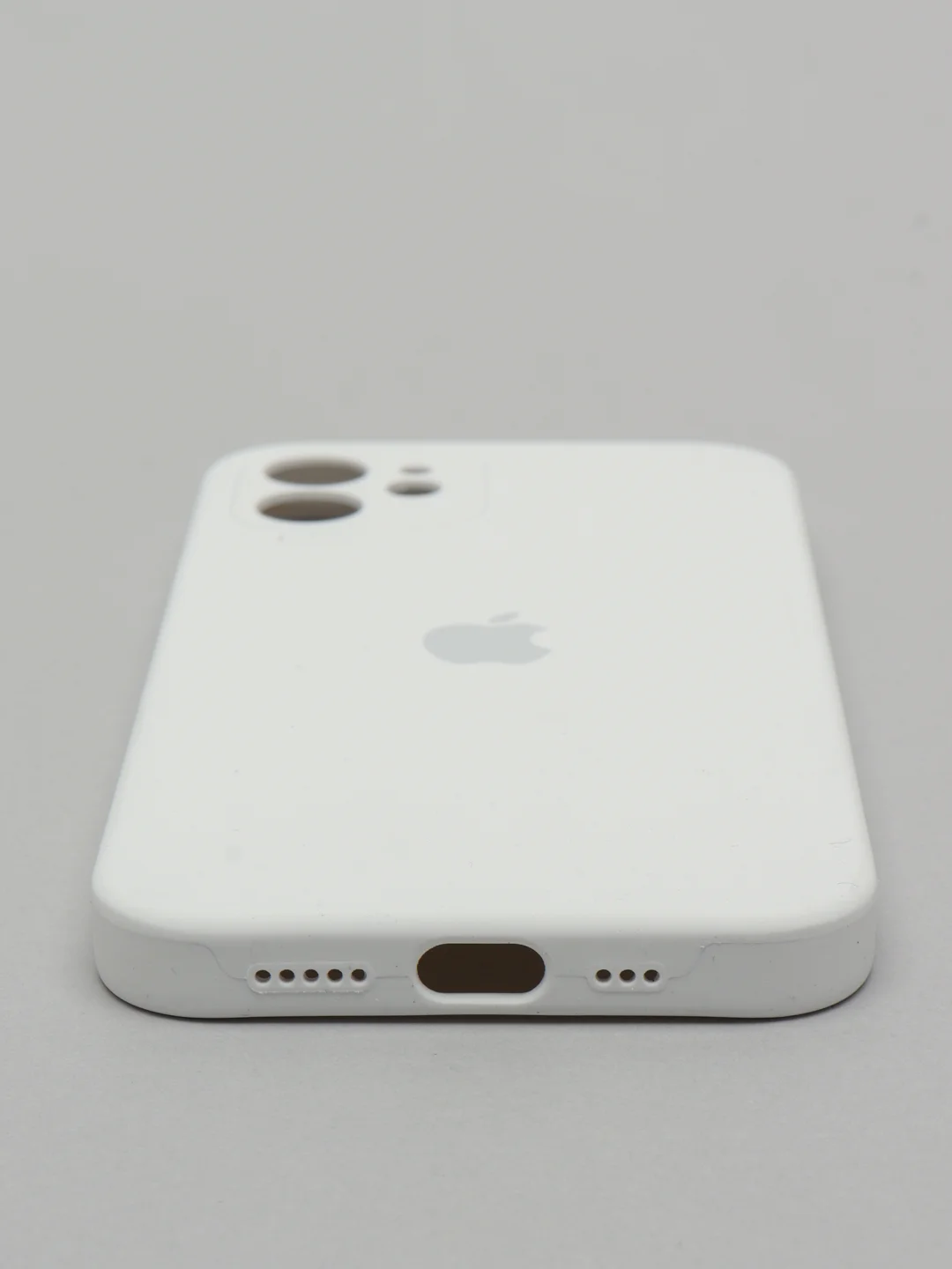 Белый силиконовый чехол iPhone 12, Silicone Case, с закрытым низом и защитой камеры