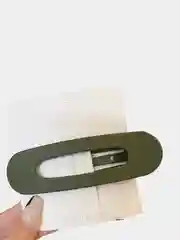 Зелёный хаки заколка крупная матовая