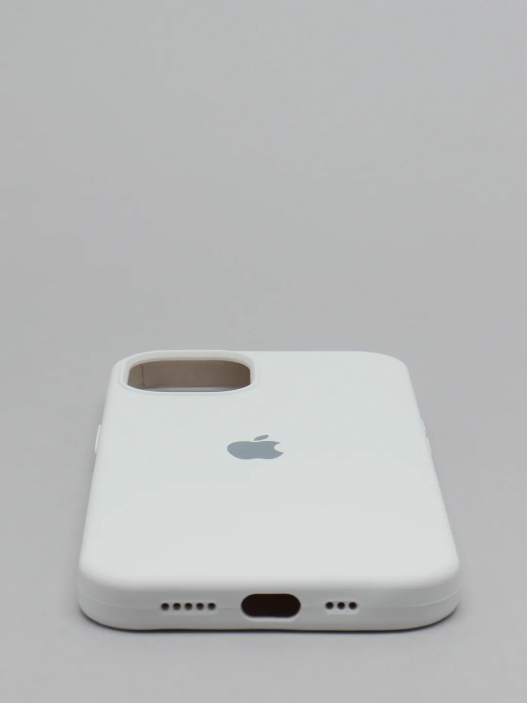 Белый чехол для iPhone 13 Silicone Case закрытый низ с логотипом